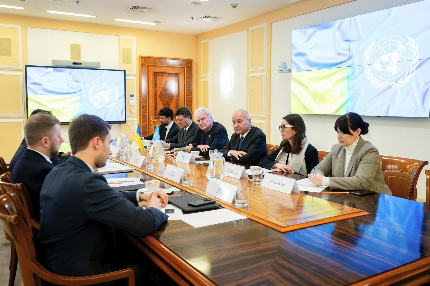 Евакуація, підтримка ВПО та житлові рішення: Олексій Кулеба провів зустріч із Верховним комісаром ООН