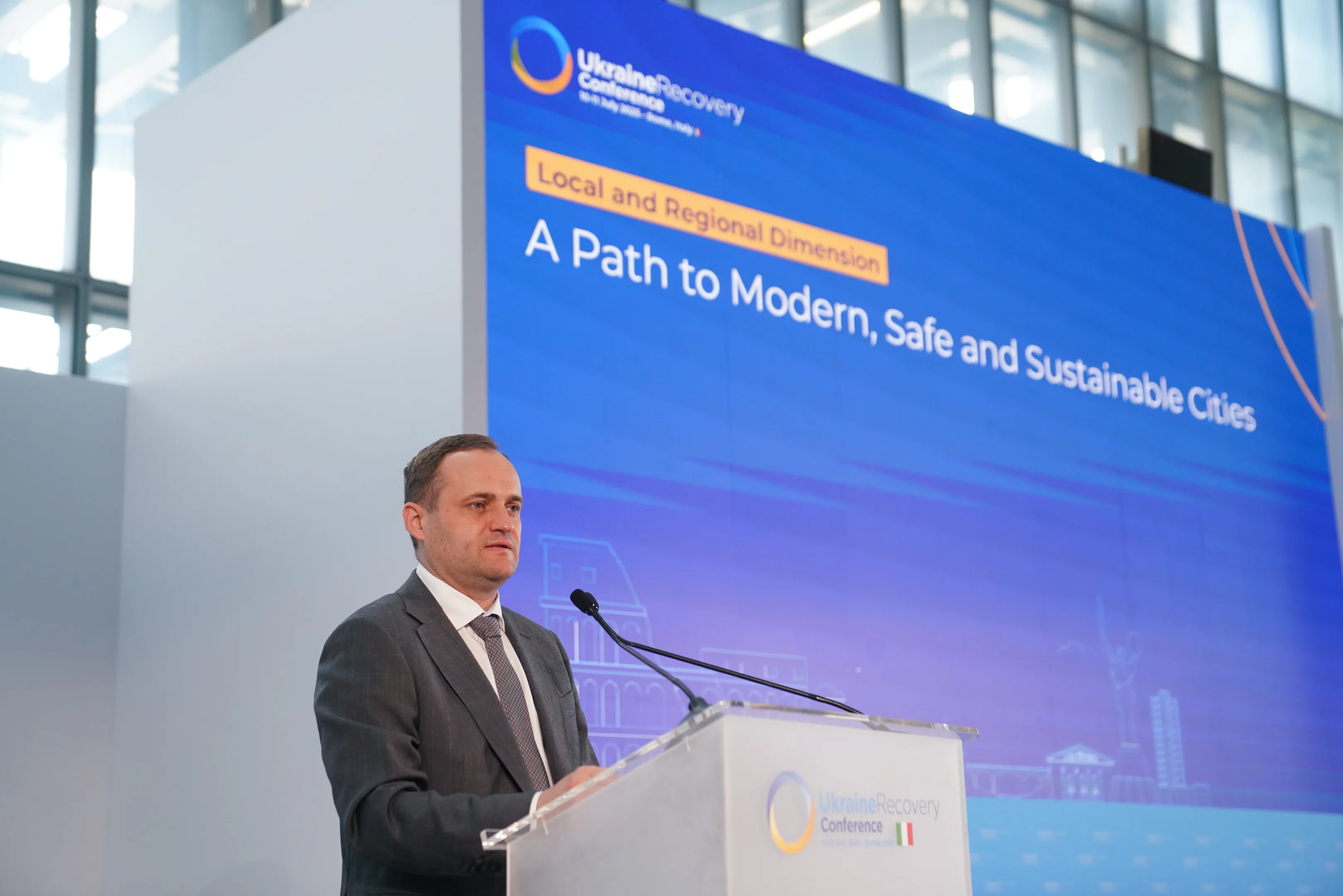 Будівництво житлового кварталу у Глевасі: на URC2025 підписано меморандуми щодо нових житлових програм для ВПО