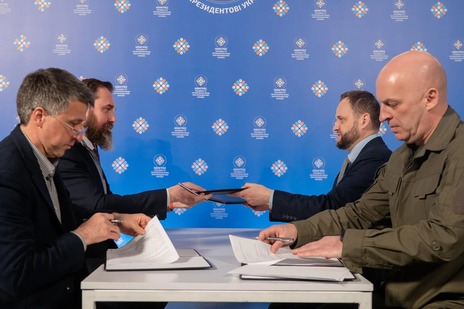 Підтримка ВПО, закладів освіти та нові партнерства: підписано Меморандум між Мінрозвитку, Міносвіти та Донецькою і Закарпатською ОВА